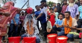 প্রেমে বিচ্ছেদের দুঃখ ভুলতে দুধ দিয়ে গোসল!