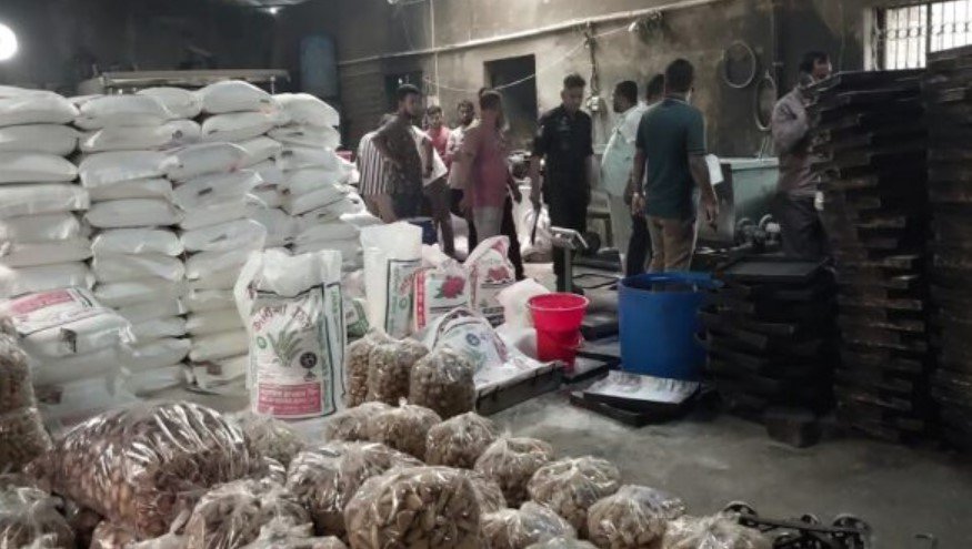 জয়পুরহাটে বেকারিতে ভোক্তা অধিকারের অভিযান, ৫০ হাজার টাকা জরিমানা
