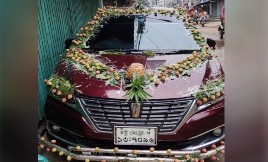 ফুল নয়, ফল দিয়েই সাজানো হলো বরের গাড়ি   