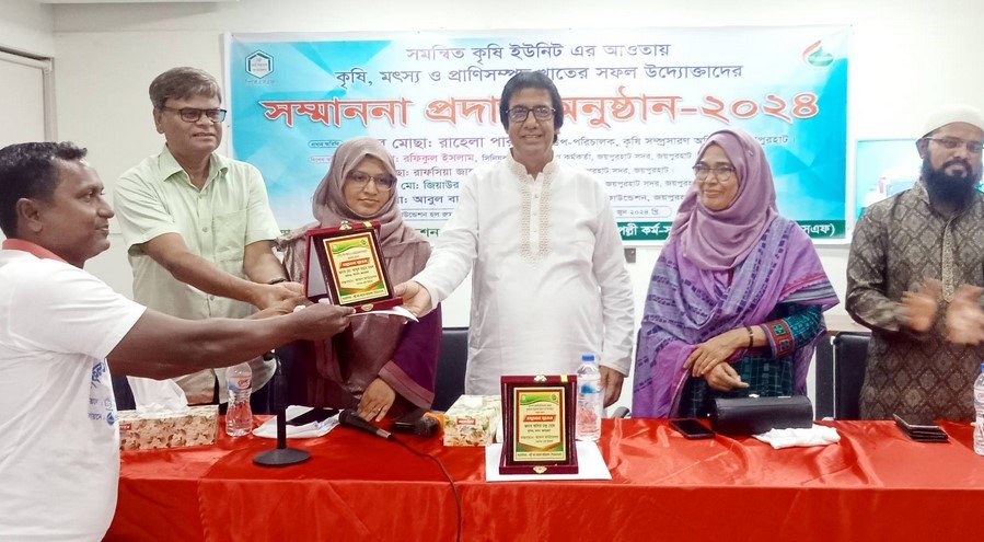 জয়পুরহাটে কৃষি-মৎস্য ও প্রাণীসম্পদ খাতের সফল উদ্যোক্তাদের সন্মাননা প্রদান