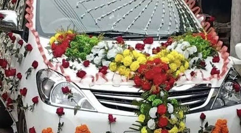 খাওয়া ফেলে বউ নিয়ে পালালেন বর   