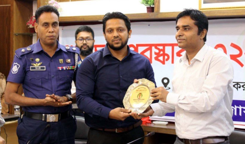 শুদ্ধাচার পুরস্কার পেলেন আক্কেলপুরের ইউএনও 