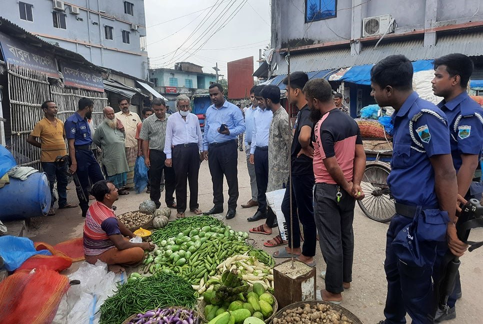 জয়পুরহাটে নিত্য পণ্যের বাজার স্থিতিশীল রাখতে ভ্রাম্যমাণ আদালতের অভিযান  