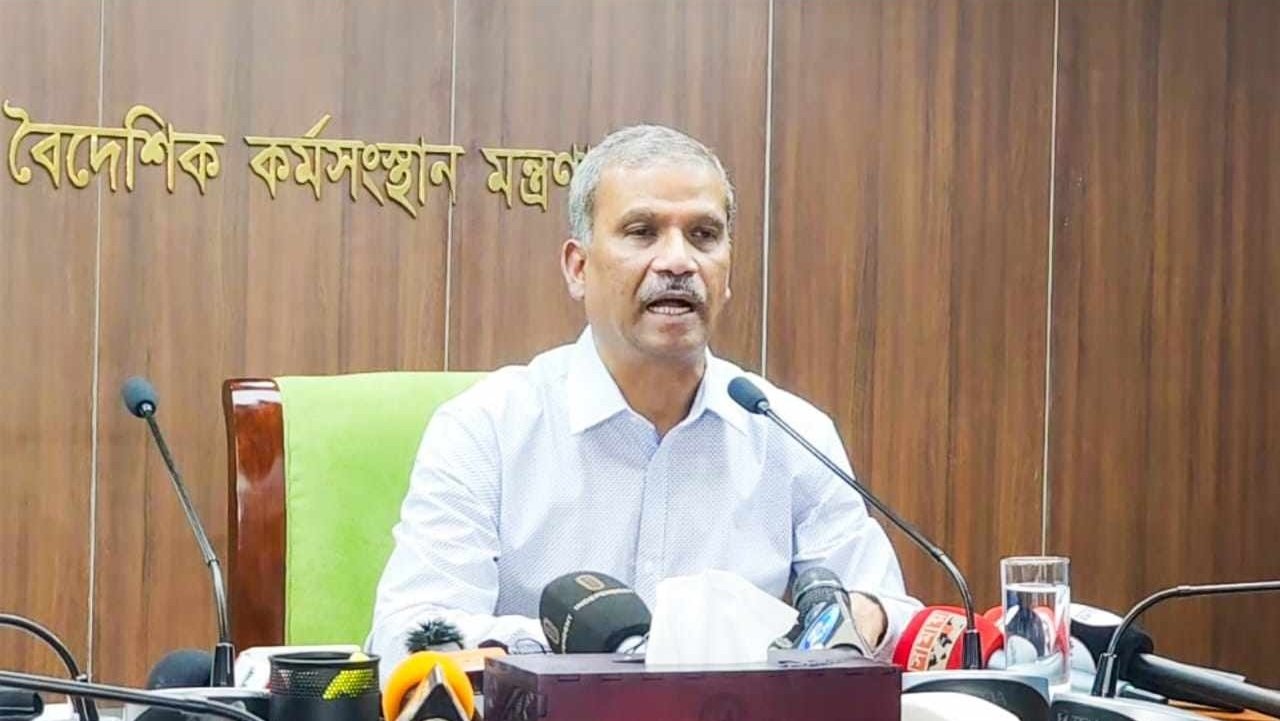 বিদেশে যেতে মন্ত্রণালয়ের অনুমোদন লাগবে না : আসিফ নজরুল