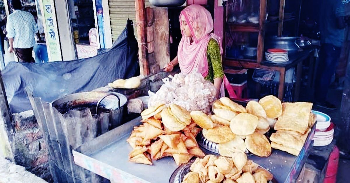 খাবার হোটেলে কাজ করেই লেখাপড়া চালাচ্ছেন জয়পুরহাটের নাসরিন