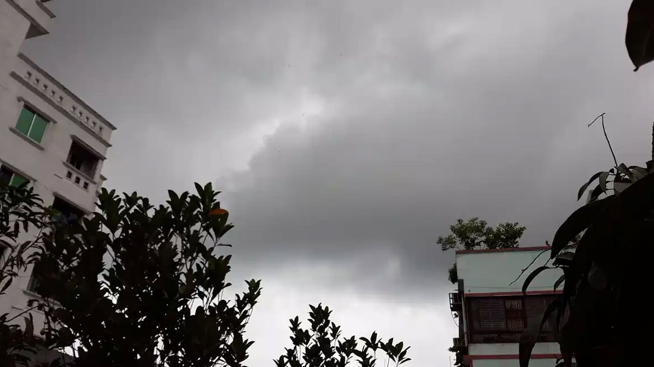 ঢাকার আকাশ মেঘলা থাকলেও বৃষ্টির আভাস নেই