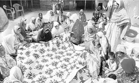 নকশিকাঁথা তৈরি করে স্বাবলম্বী জয়পুরহাটের শতশত নারী
