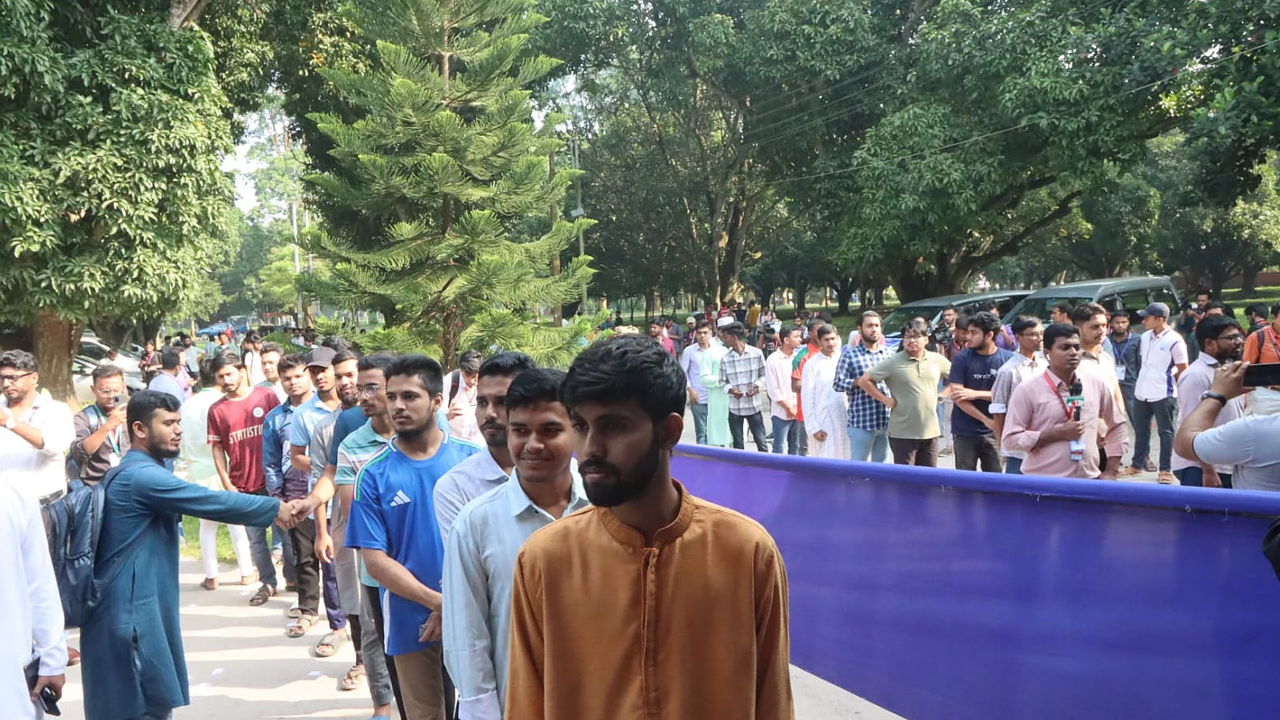 ‘জীবনের প্রথম ভোট, খুবই ভালো লাগছে’