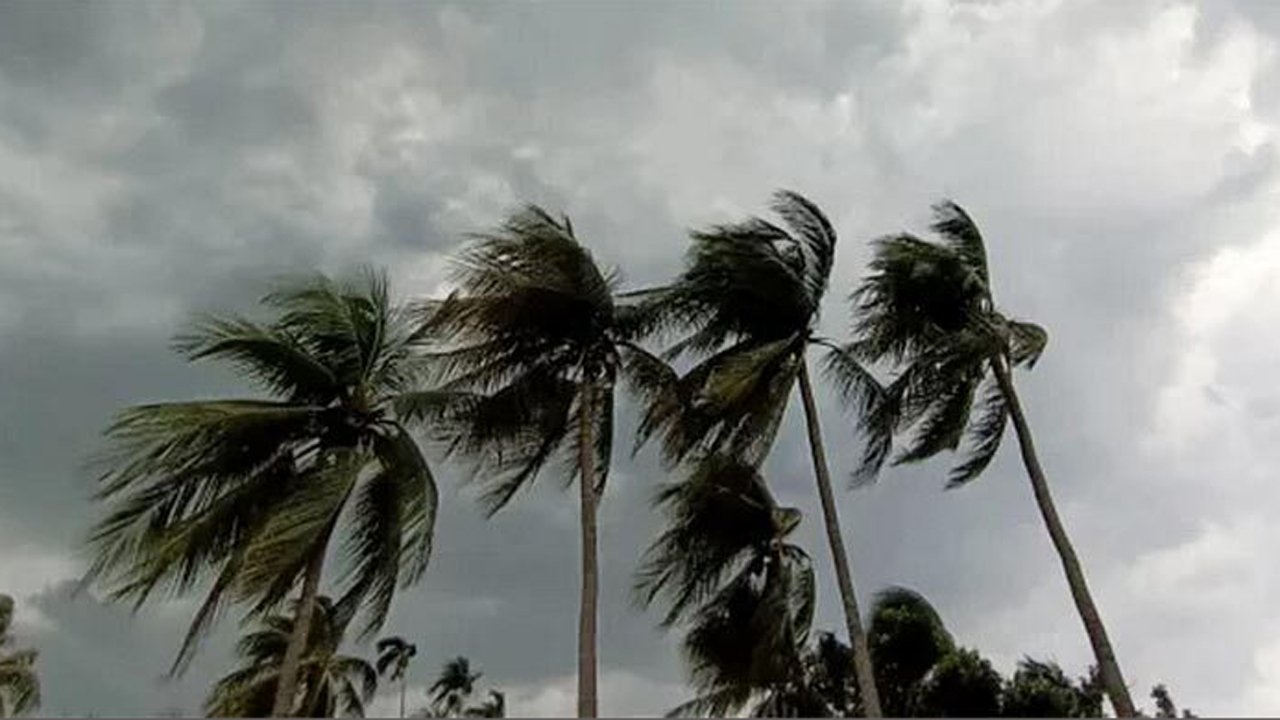 আজ ৬০ কিলোমিটার বেগে ঝড় হতে পারে যেসব অঞ্চলে
