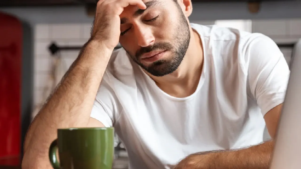 রাতে পর্যাপ্ত ঘুমের পরও দিনের ঘুম পাওয়ার কারণ কী