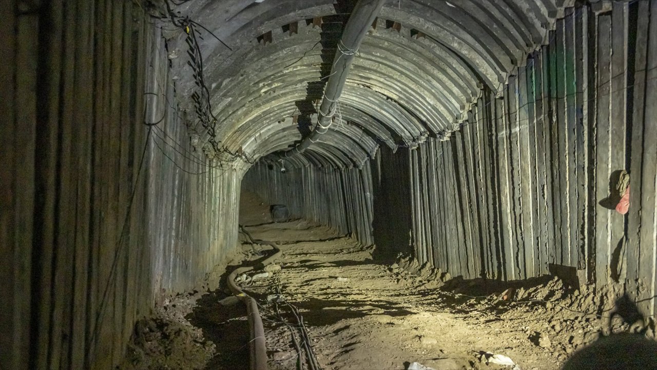 রাফার সুড়ঙ্গে আটকে পড়া ফিলিস্তিনি যোদ্ধাদের কাছে খাবার-পানি নেই রাফার সুড়ঙ্গে আটকে পড়া ফিলিস্তিনি যোদ্ধাদের কাছে খাবার-পানি নেই