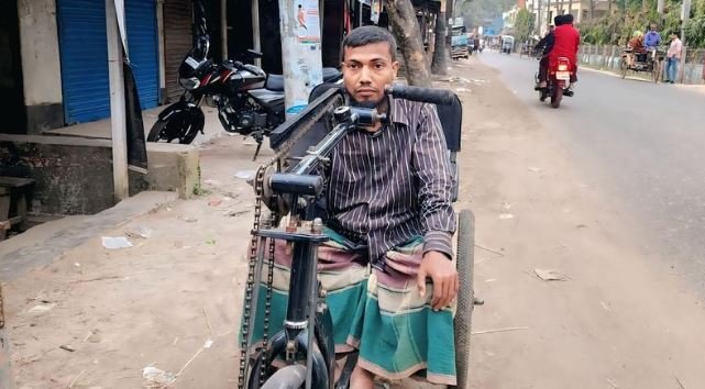 পঙ্গুত্ব থামাতে পারেনি জয়পুরহাটের রহিমের সংগ্রামী জীবন পঙ্গুত্ব থামাতে পারেনি জয়পুরহাটের রহিমের সংগ্রামী জীবন