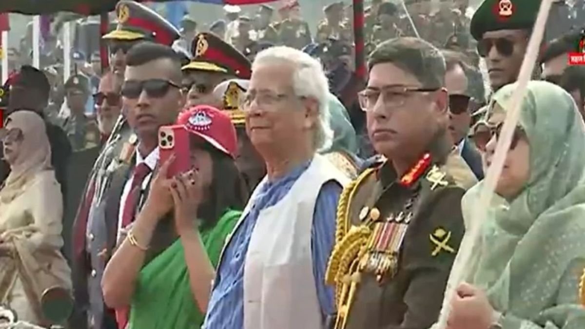 বিজয় দিবসে সশস্ত্র বাহিনীর অনুষ্ঠানে উপস্থিত প্রধান উপদেষ্টা