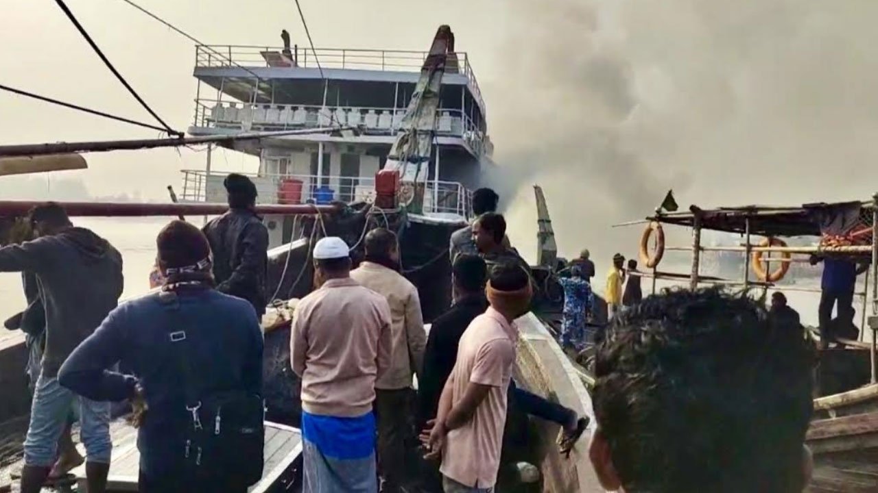পর্যটক তুলতে ঘাটে নোঙর ফেরানোর সময় জাহাজে আগুন, নিহত ১