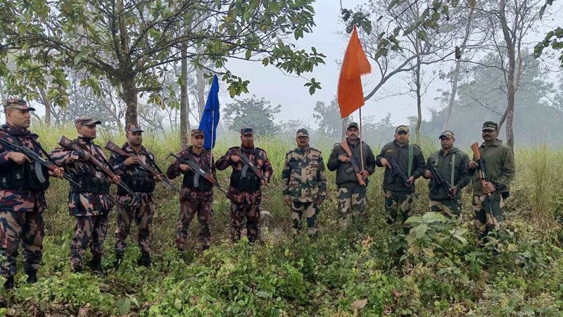 জয়পুরহাট সীমান্তে বিজিবির বাধায় বিএসএফের কাঁটাতারের বেড়া নির্মাণ বন্ধ জয়পুরহাট সীমান্তে বিজিবির বাধায় বিএসএফের কাঁটাতারের বেড়া নির্মাণ বন্ধ