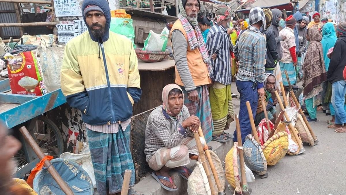 তীব্র শীতেও থেমে নেই জীবনযুদ্ধ, কর্মের তাগিদে রাস্তায় হাজারো মানুষ তীব্র শীতেও থেমে নেই জীবনযুদ্ধ, কর্মের তাগিদে রাস্তায় হাজারো মানুষ