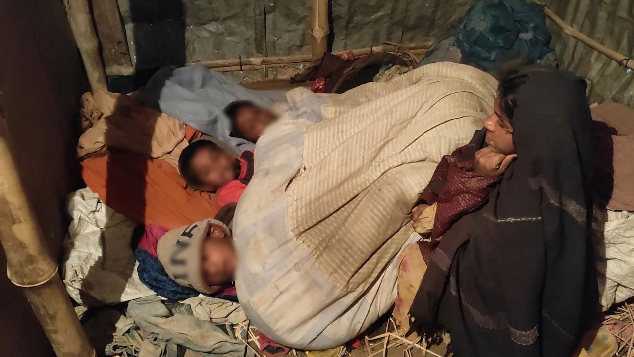 কনকনে শীতে এক কম্বলে রাত কাটে তিন শিশুর, রাতভর বসে থাকেন মা কনকনে শীতে এক কম্বলে রাত কাটে তিন শিশুর, রাতভর বসে থাকেন মা