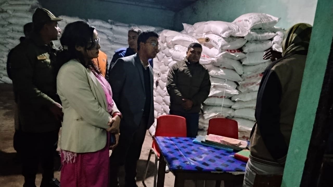 নির্ধারিত মূল্যের বেশি দামে সার বিক্রি, ডিলারকে জরিমানা