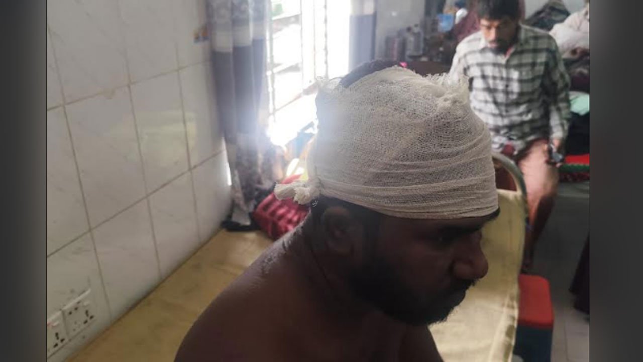 আদালতে হাজিরা দিতে এসে দুর্বৃত্তদের হামলায় আহত যুবক