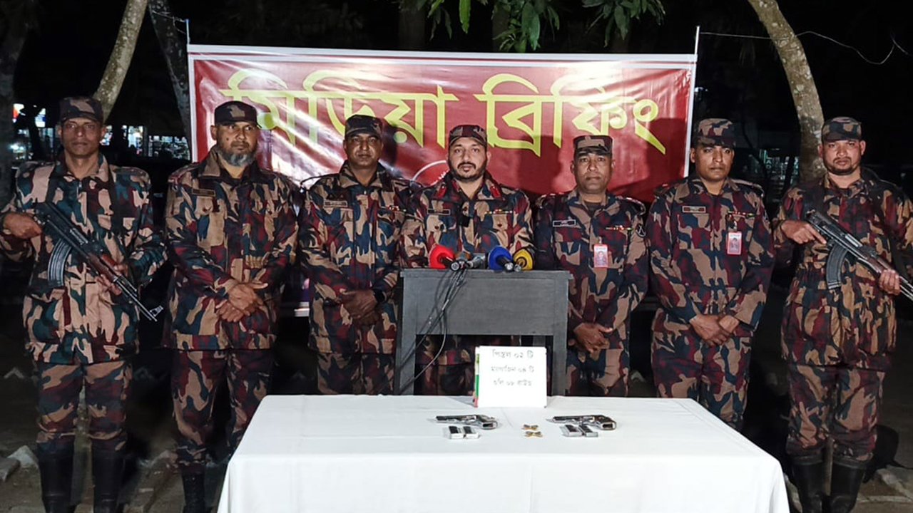 সীমান্তে মাটির নিচে মিলল গুলি-ম্যাগাজিনসহ দুটি বিদেশি পিস্তল