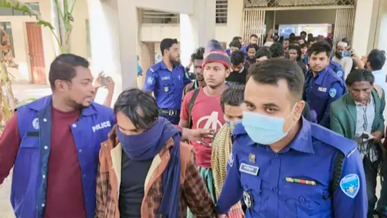 টেকনাফ সীমান্তে আটক ৫২ রোহিঙ্গা অনুপ্রবেশকারী কারাগারে