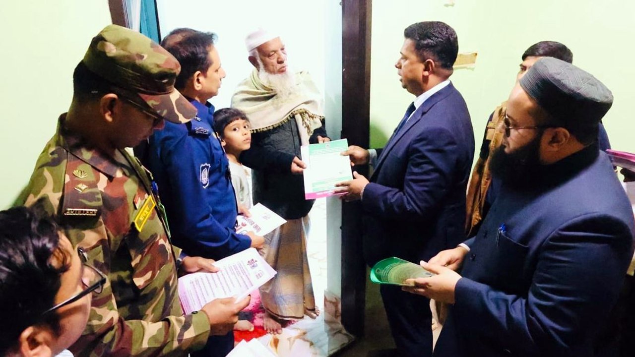 নির্বাচনে সচেতনতা বাড়াতে জনগণের দোরগোড়ায় ছুটছেন ডি‌সি