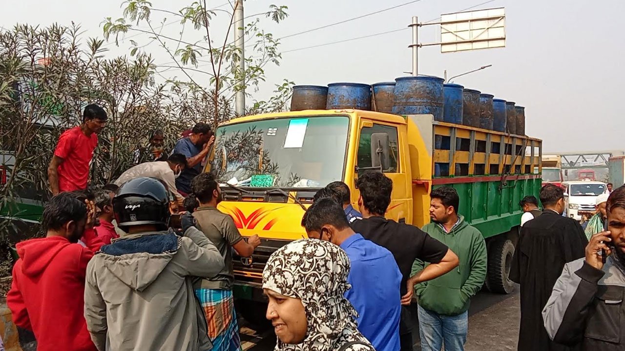 আদালতের সামনে ট্রাকের ধাক্কায় বিচারপ্রার্থী নিহত আদালতের সামনে ট্রাকের ধাক্কায় বিচারপ্রার্থী নিহত