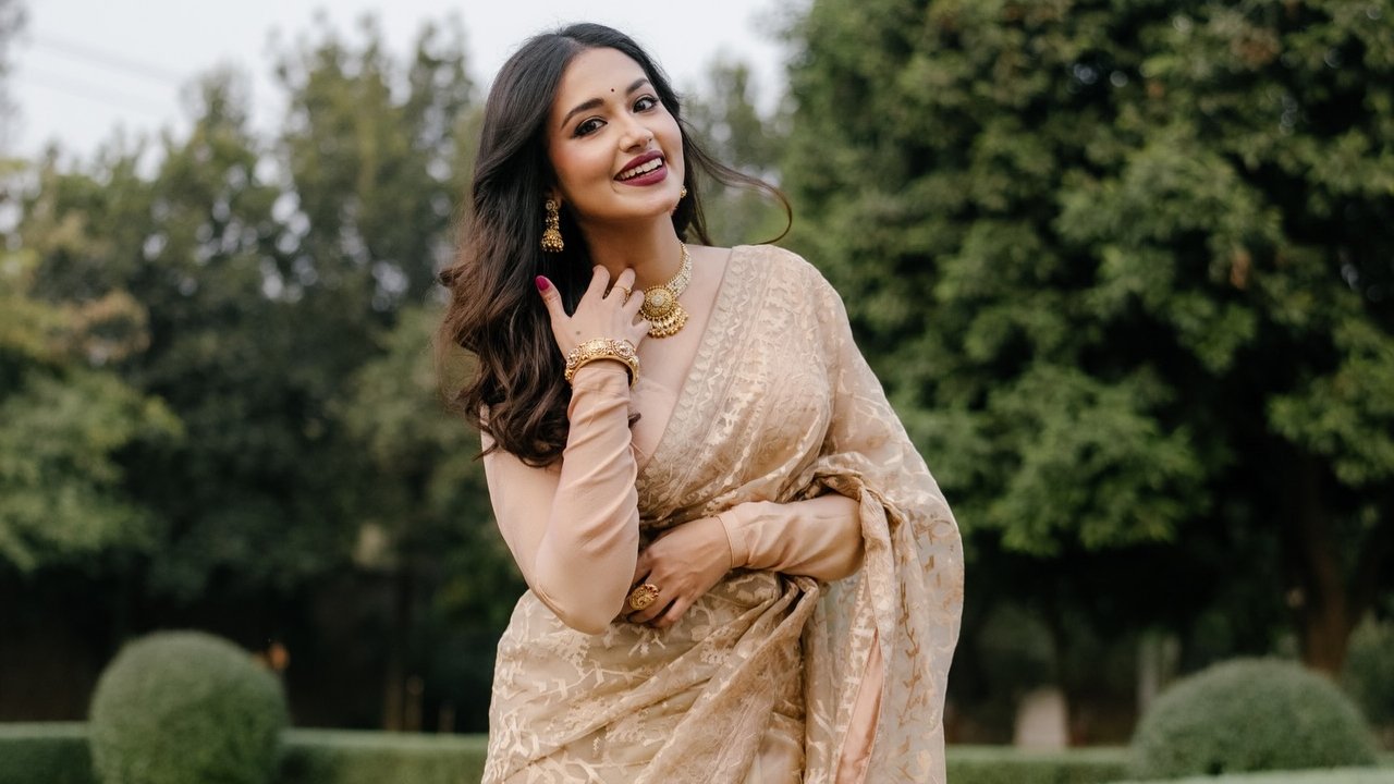 মায়ের শাড়িতে নস্টালজিক তাসনিয়া ফারিণ