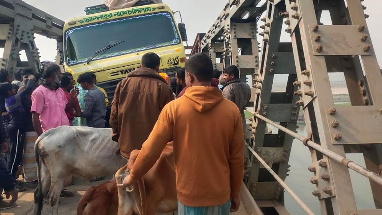 ভূরুঙ্গামারীতে সোনাহাট সেতুর পাটাতন ভেঙে যান চলাচল বন্ধ