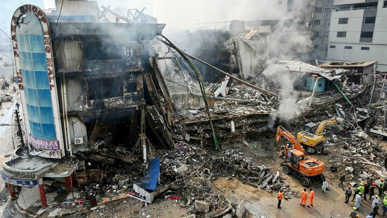 পাকিস্তানে এক দোকান থেকে ৩০ জনের অগ্নিদগ্ধ মরদেহ উদ্ধার