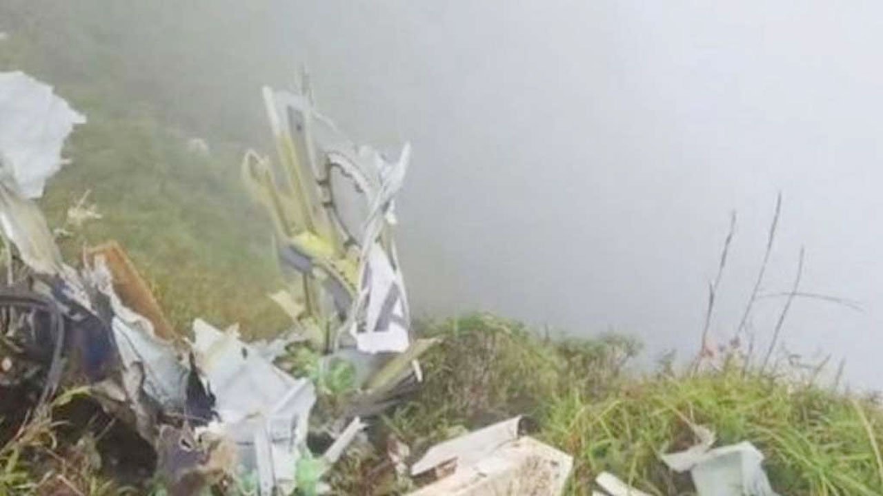 ইন্দোনেশিয়ায় বিমান বিধ্বস্ত, ১০ জনের মরদেহ উদ্ধার