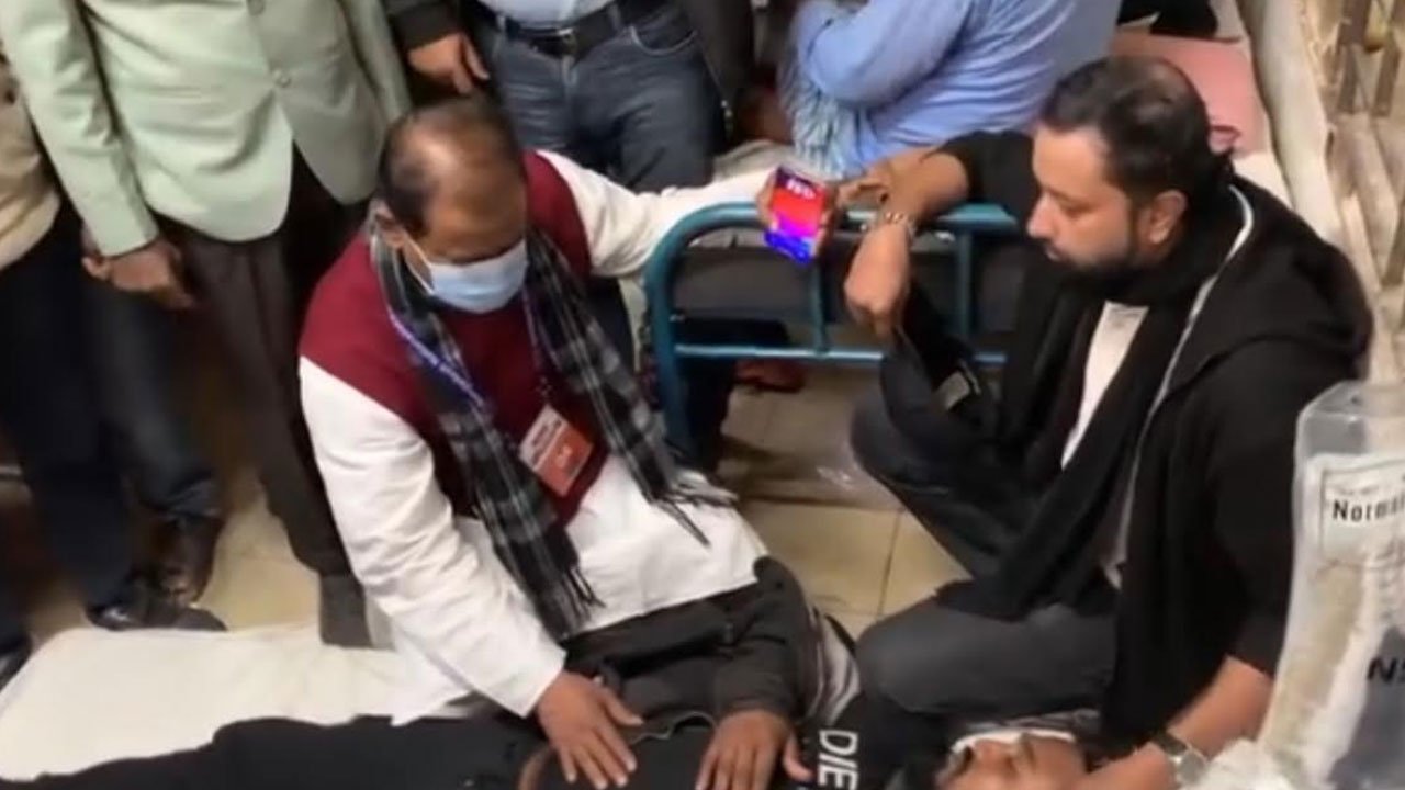 লক্ষ্মীপুরে জামায়াত-বিএনপির মারামারি, আহতদের দেখতে হাসপাতালে প্রার্থীরা লক্ষ্মীপুরে জামায়াত-বিএনপির মারামারি, আহতদের দেখতে হাসপাতালে প্রার্থীরা