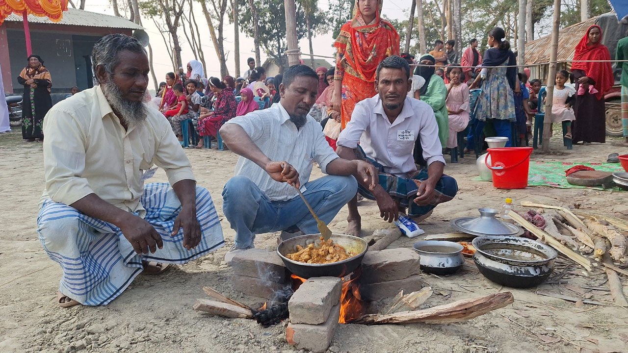 স্ত্রীদের চেয়ারে বসিয়ে রেখে রান্না করলেন স্বামীরা