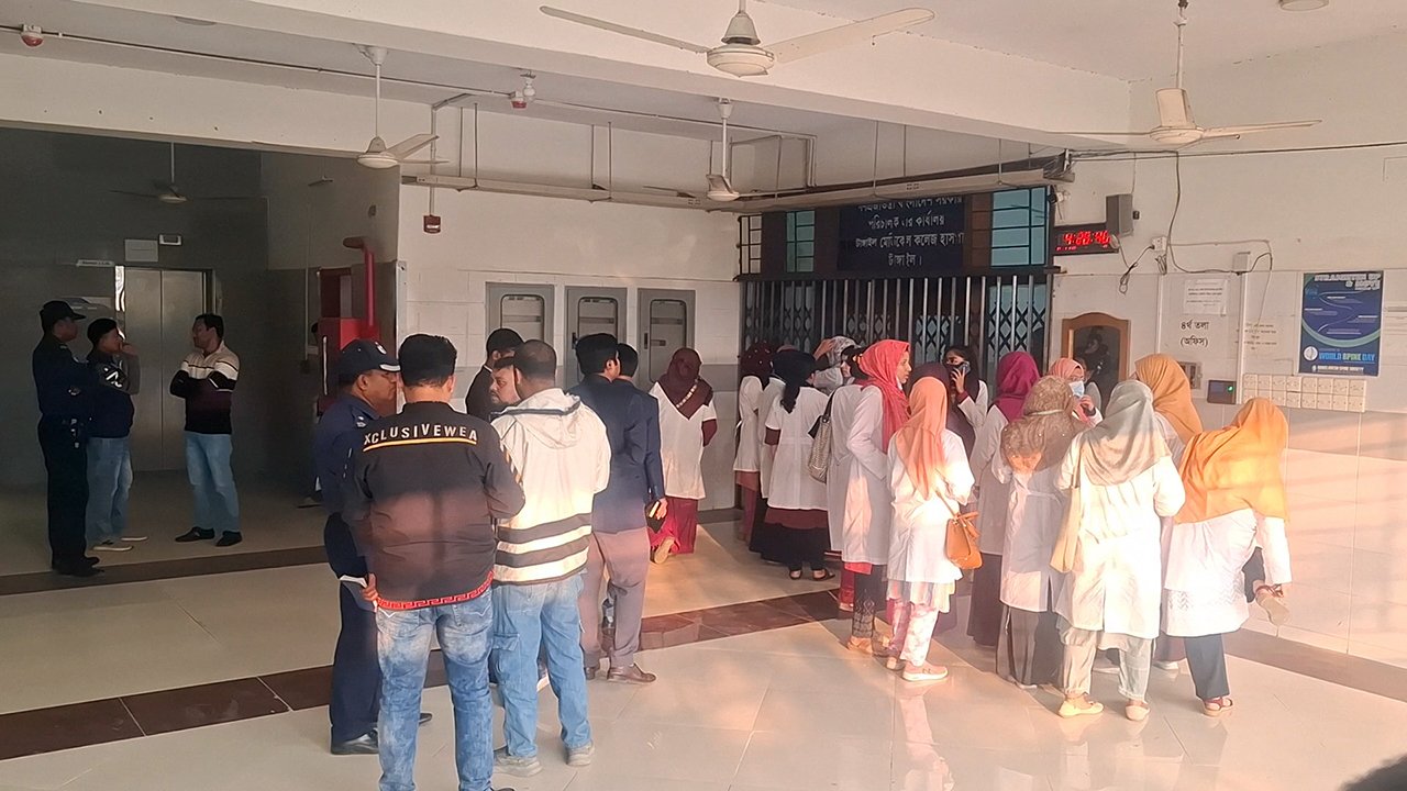 নারী চিকিৎসকদের ওয়াশরুমে গোপন ক্যামেরা, যুবক আটক নারী চিকিৎসকদের ওয়াশরুমে গোপন ক্যামেরা, যুবক আটক