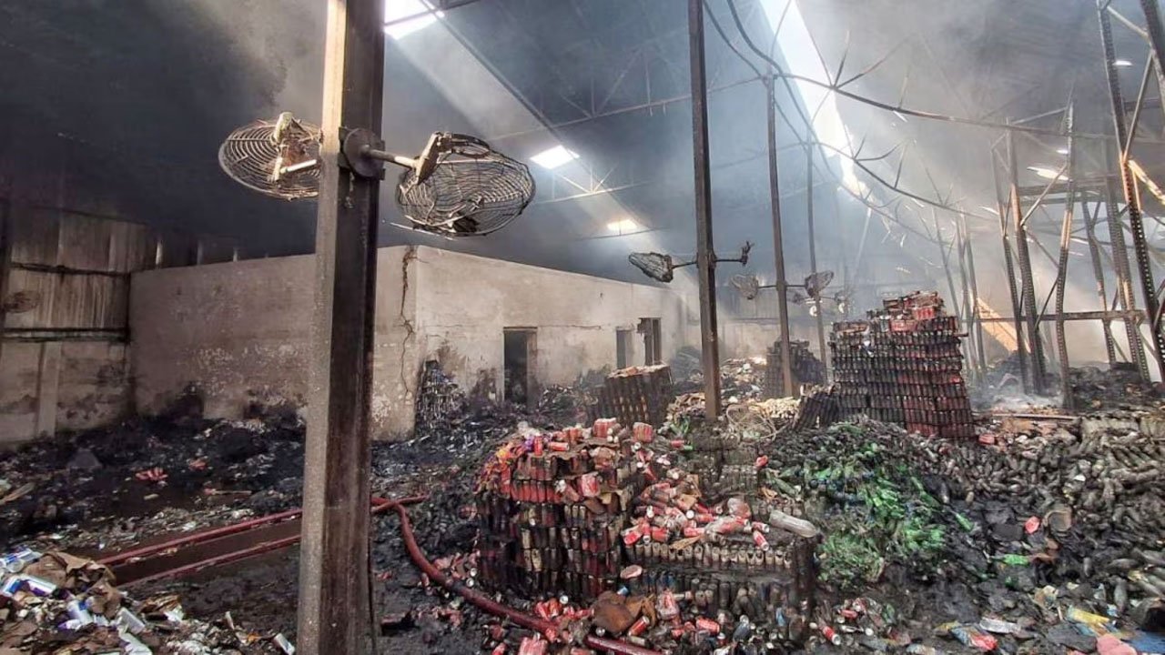 পশ্চিমবঙ্গে ২ গুদামে আগুন লেগে ২৮ জনের মৃত্যু পশ্চিমবঙ্গে ২ গুদামে আগুন লেগে ২৮ জনের মৃত্যু