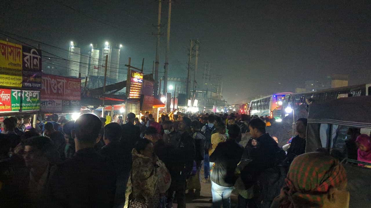 সাভারের তিন সড়কে মানুষের ঢল, গাড়ির ধীরগতি