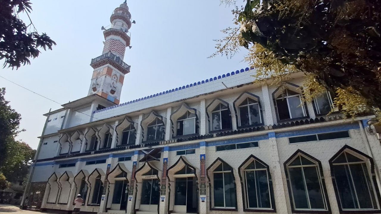 ছয় দশক ধরে হাদিয়া ছাড়াই তারাবি পড়ান মমিনপুর মাদরাসার হাফেজরা