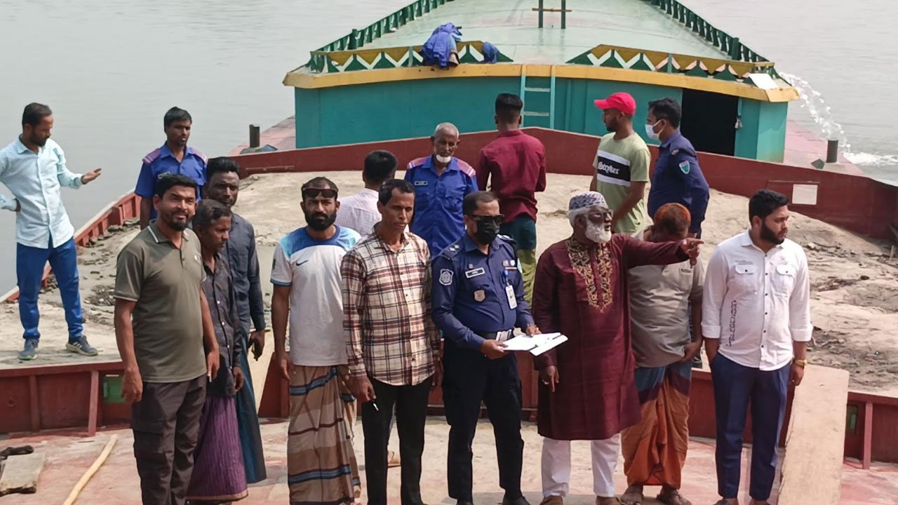 গ্রাম রক্ষায় বালুভর্তি নৌকা আটকে পুলিশে দিলেন এলাকাবাসী গ্রাম রক্ষায় বালুভর্তি নৌকা আটকে পুলিশে দিলেন এলাকাবাসী