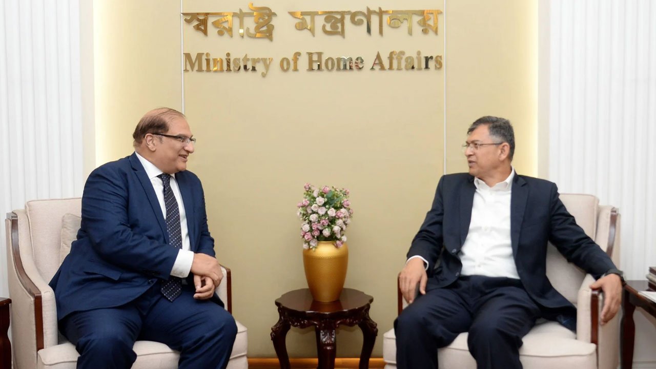 স্বরাষ্ট্রমন্ত্রী ও পাকিস্তান হাইকমিশনারের সাক্ষাৎ স্বরাষ্ট্রমন্ত্রী ও পাকিস্তান হাইকমিশনারের সাক্ষাৎ