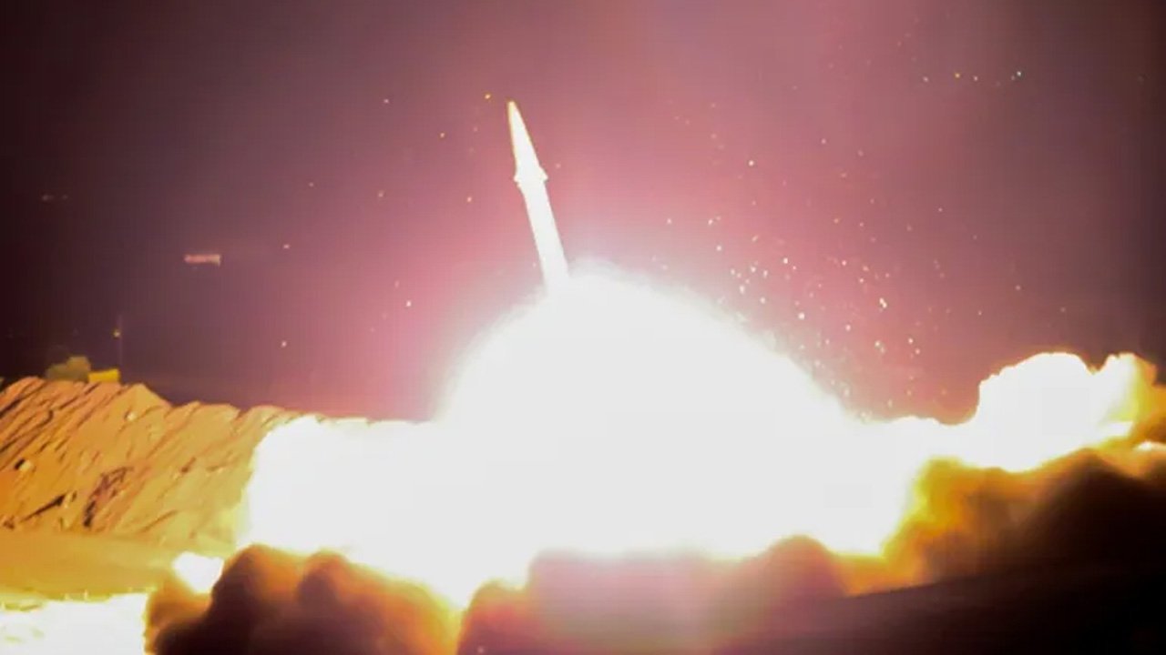 কাতারে যুক্তরাষ্ট্রের বিমানঘাঁটিতে সরাসরি আঘাত হানল ইরানি মিসাইল