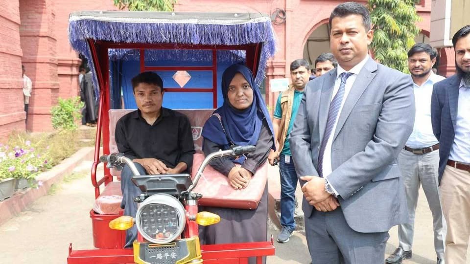 অটোরিকশা পেয়ে ডিসিকে ধন্যবাদ জানাতে হাজির প্রতিবন্ধী দম্পতি