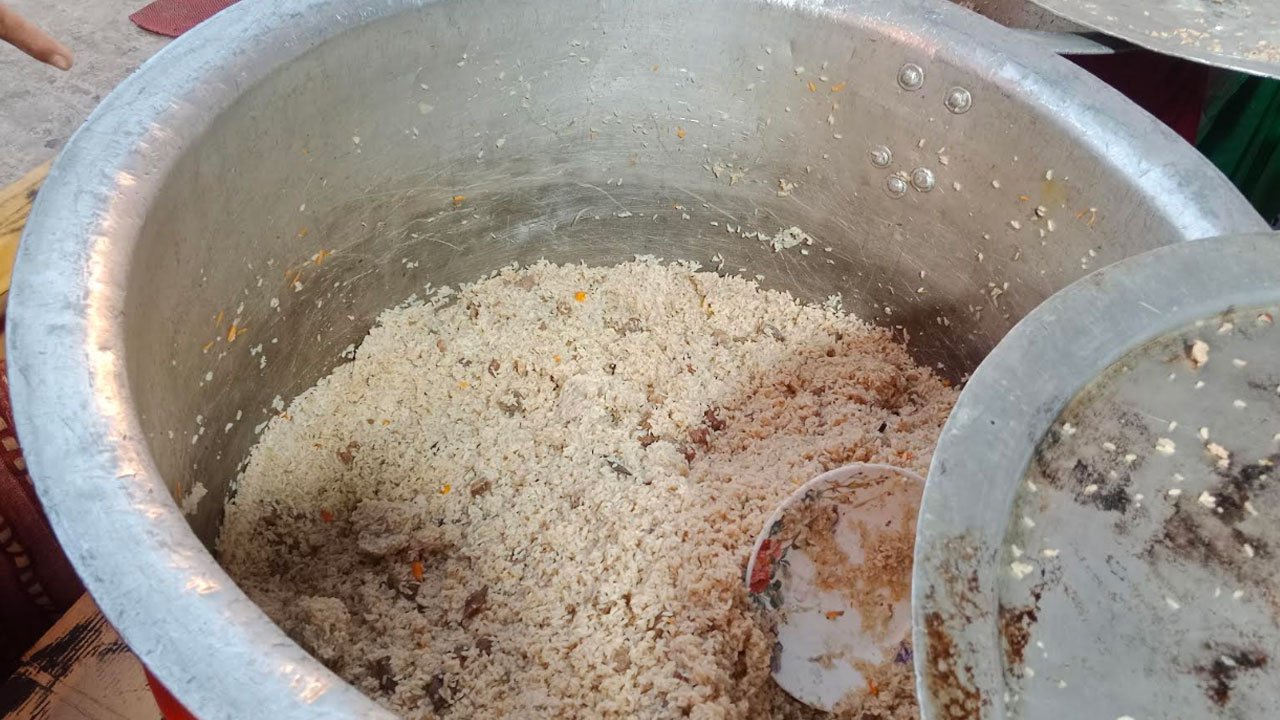 আখনি পোলাওয়ের ঘ্রাণে জমজমাট ইফতারির বাজার