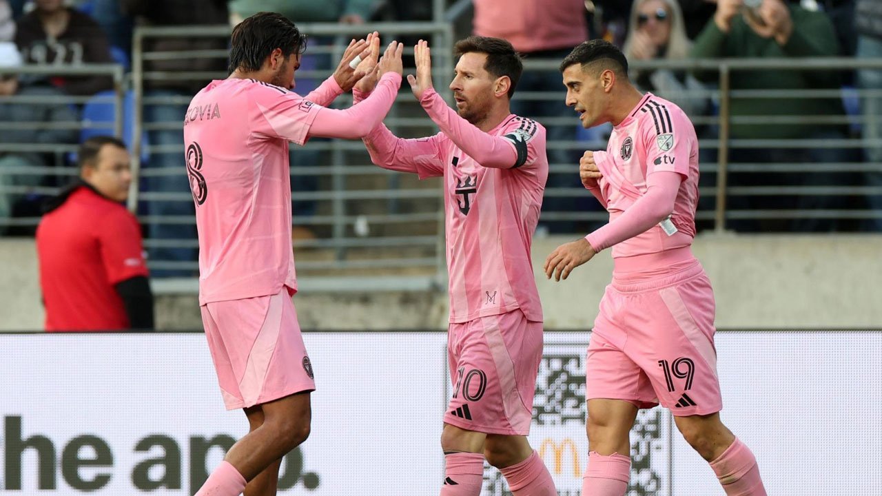 মায়ামিকে জিতিয়ে ৯০০তম গোলের আরও কাছে মেসি মায়ামিকে জিতিয়ে ৯০০তম গোলের আরও কাছে মেসি