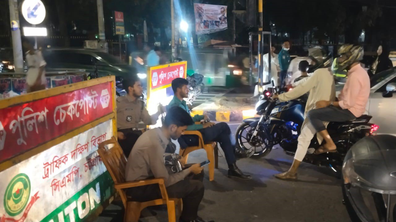 চট্টগ্রামে সড়ক বন্ধ করে পাঁচ তারকা হোটেলের মেলা, যাত্রীদের দুর্ভোগ চট্টগ্রামে সড়ক বন্ধ করে পাঁচ তারকা হোটেলের মেলা, যাত্রীদের দুর্ভোগ