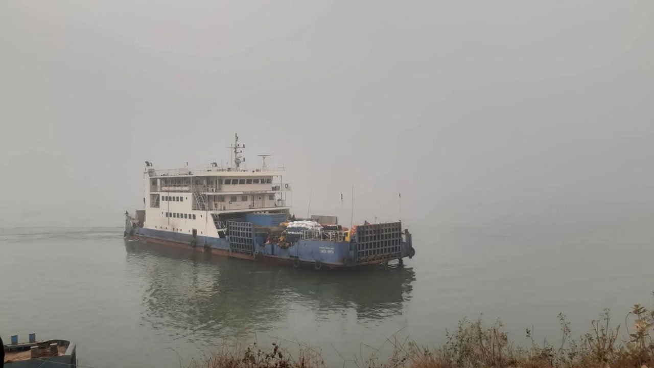 ৩ ঘণ্টা বন্ধের পর দৌলতদিয়া-পাটুরিয়ায় নৌরুটে ফেরি চলাচল স্বাভাবিক ৩ ঘণ্টা বন্ধের পর দৌলতদিয়া-পাটুরিয়ায় নৌরুটে ফেরি চলাচল স্বাভাবিক