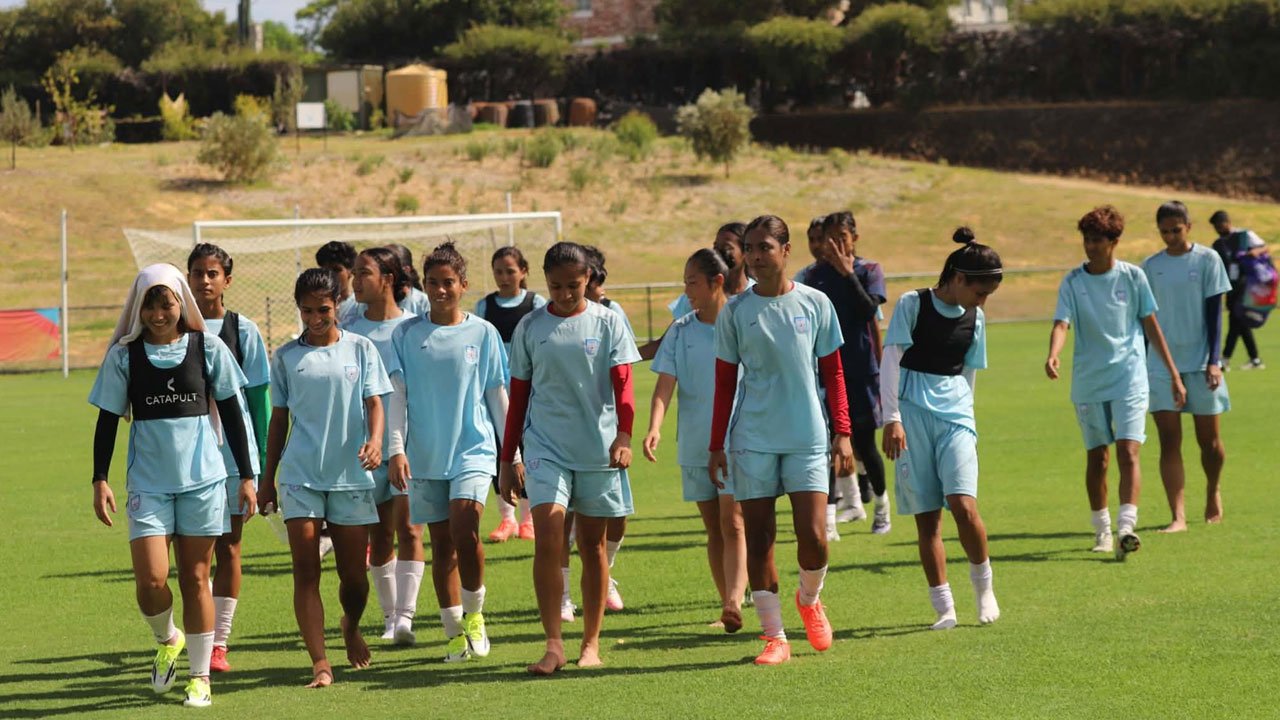 ম্যাচের ৮ ঘণ্টা আগে ঋতুপর্ণাদের অনুশীলন ম্যাচের ৮ ঘণ্টা আগে ঋতুপর্ণাদের অনুশীলন