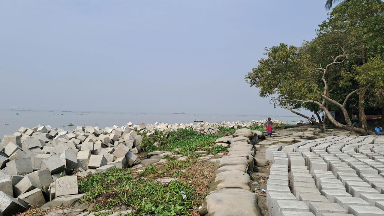 মেঘনার ভাঙন প্রতিরোধে ৮শ কোটি টাকা ব্যয়ে নির্মিত হচ্ছে বাঁধ
