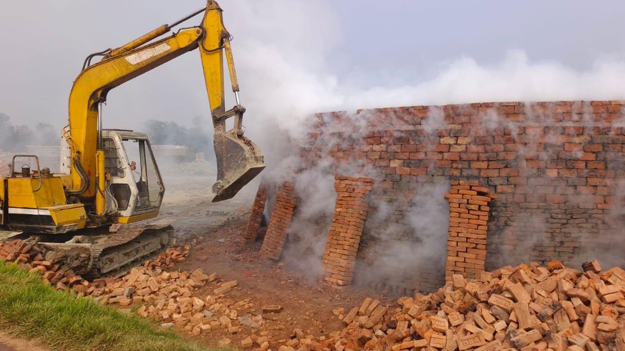 বাগেরহাটে ৭টি অবৈধ ইটভাটার ৪ লাখ ইট ধ্বংস