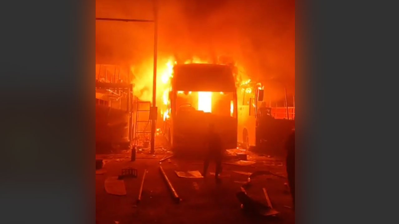 সাভারে বাসে আগুন, আহত ৩