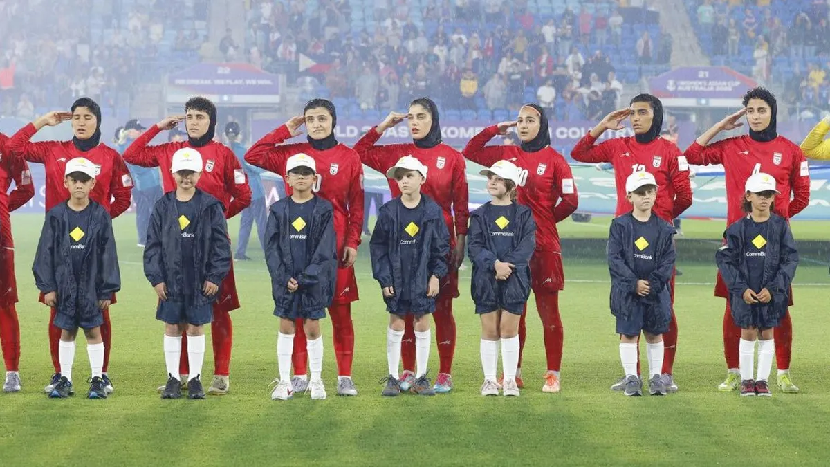 অস্ট্রেলিয়ার ‘অ্যাসাইলাম’ ছেড়ে দেশে ফিরছেন আরও ৩ ইরানি ফুটবলার অস্ট্রেলিয়ার ‘অ্যাসাইলাম’ ছেড়ে দেশে ফিরছেন আরও ৩ ইরানি ফুটবলার